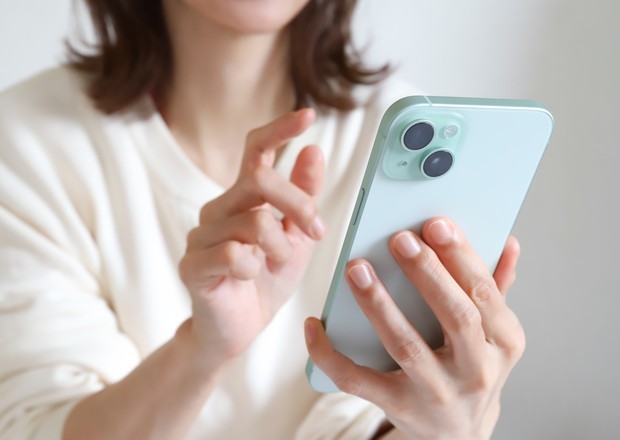 スマートフォンで予約する様子