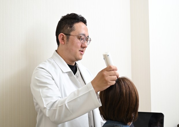 カウンセリングで頭皮を確認する様子